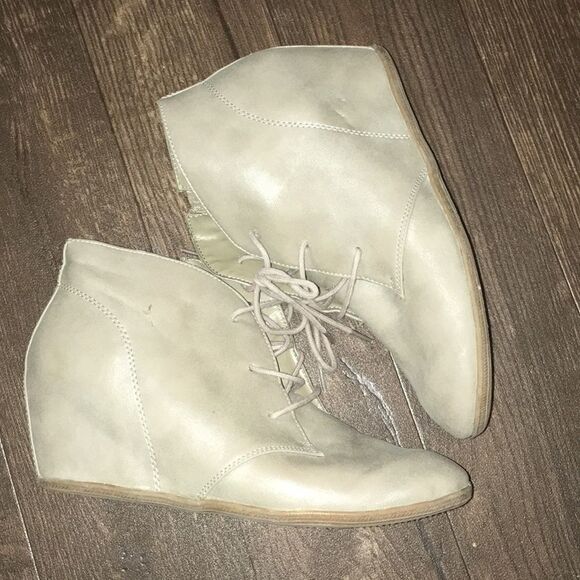 Dolce Vita 7 shimmery gold ankle booties - Picture 2 of 5